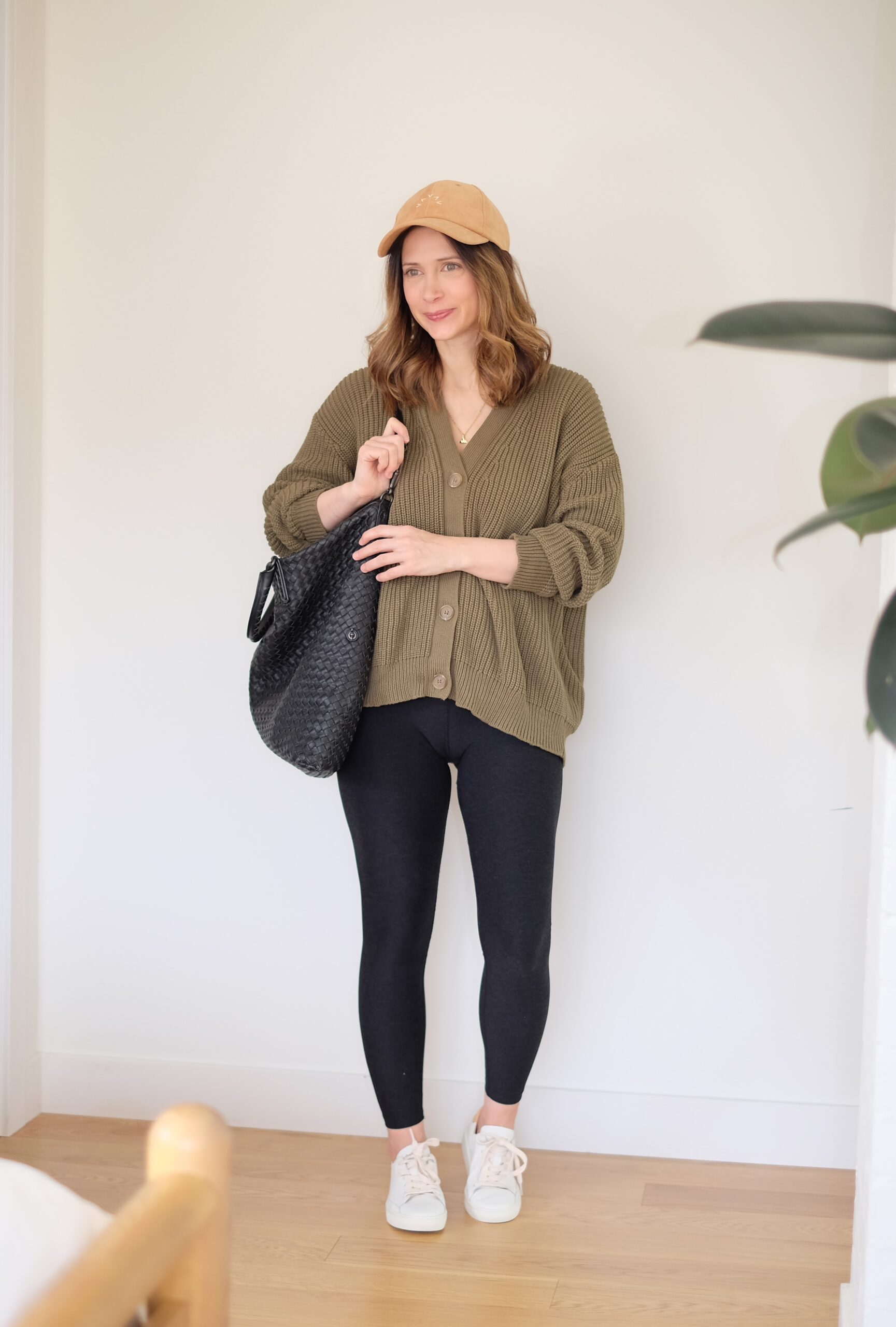 Easy Mom Outfit With Leggings and Sneakers